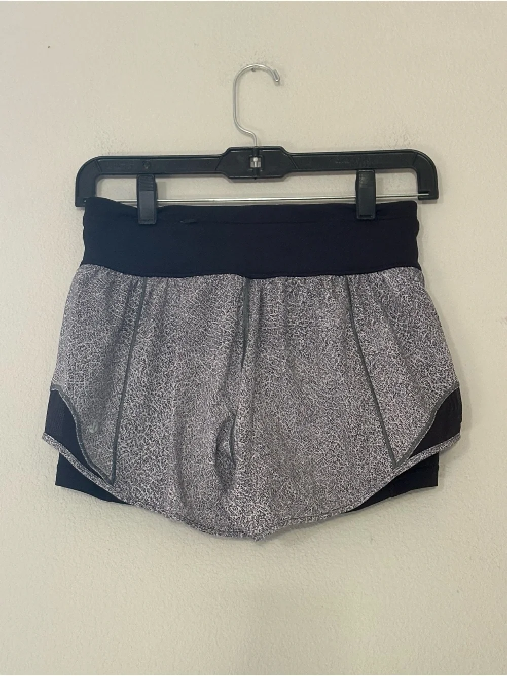 Lululemon Hotty Hot Size 6 Shorts 2.5